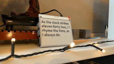 Представлены часы Poem/1 на E Ink, которые показывают время в стихах с помощью ИИ