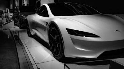 Tesla хочет начать выпуск электромобилей Roadster уже в этом году