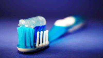 Стоматологи раскрыли "тайну" тюбиков зубной пасты – видео
