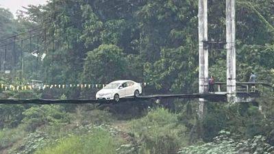 В Таиланде водитель доверился навигатору и заехал на машине на пешеходный подвесной мост