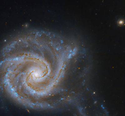 «Хаббл» запечатлел галактику NGC 5427, чья форма искажается под воздействием гравитации «соседки»