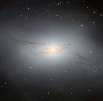 Астрономы рассказали о бурном прошлом «закрученной» галактики