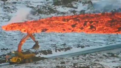 Посмотрите как строители пытаются остановить поток лавы с помощью экскаватора - 24tv.ua - Исландия