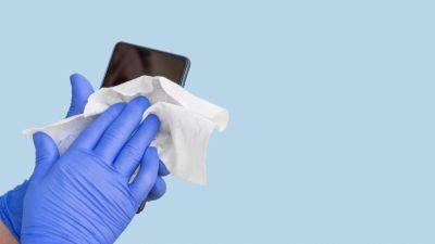 Как правильно почистить смартфон и другие устройства от грязи и пыли