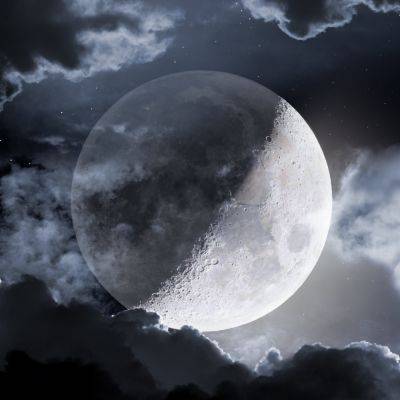 Луна и сияние да Винчи: астрофотограф запечатлел красивый небесный феномен - universemagazine.com