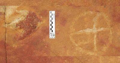 В наскальных рисунках нашли следы динозавров: их возраст составляет 145 млн лет (фото)