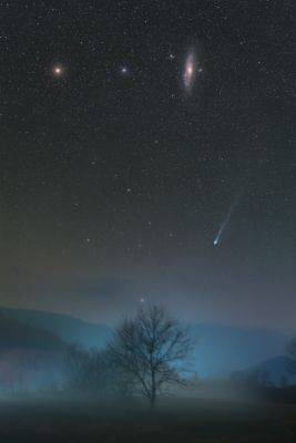 Небесные соседи: комета Понса-Брукса и галактика Андромеды попали на фото