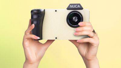Дизайнеры представили Nuca — ИИ-фотокамеру, которая раздевает людей на снимках