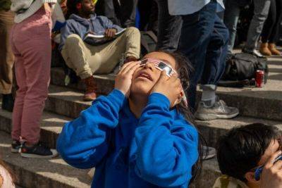 Очевидцам солнечного затмения раздавали опасные для зрения очки - universemagazine.com - Китай - шт.Нью-Джерси - шт. Иллинойс