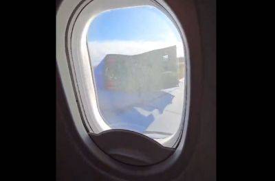 У Boeing 737-800 в полёте оторвалась обшивка двигателя