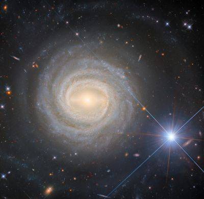 Обманчивое соседство: Hubble сфотографировал далекую галактику и близкую звезду
