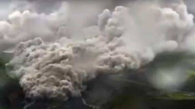 Туристка упала внутрь вулкана во время позирования – фото - cursorinfo.co.il - Китай - Аргентина - Индонезия