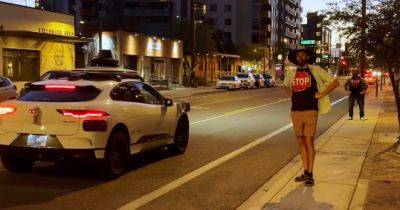 Энтузиаст из США обнаружил, что футболка с изображением знака «Стоп» может приостанавливать на дороге беспилотные такси