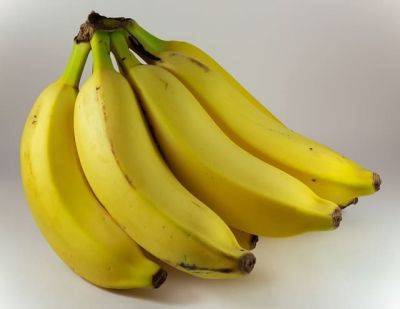 Какую пользу принесет банановая кожура, если положить ее под глаза, рассказали эксперты