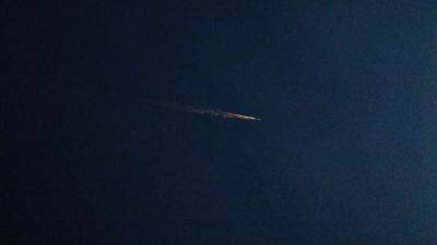 Падающий космический корабль запылал огненным шаром в ночном небе: фото