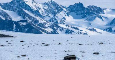 Тысячи метеоритов исчезают в Антарктиде и уносят с собой тайны космоса: в чем причина (фото)