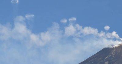 Вулкан на Сицилии "курит трубку", выпуская в небо кольца дыма: опасны ли они для людей (видео)