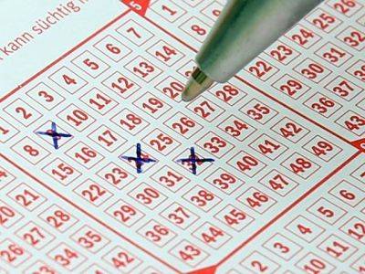Англичанин сорвал джекпот в лотерее, но сможет потратить деньги через 14 лет