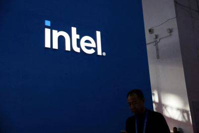 Производитель чипов Intel терпит крах, поскольку конкуренция в области искусственного интеллекта ухудшает прогнозы