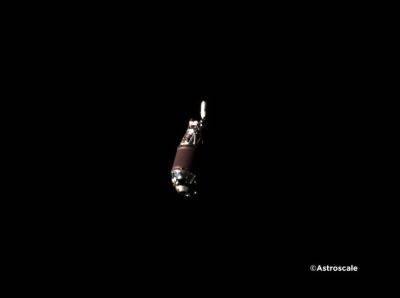 Опубликован первый снимок космического мусора, сделанный спутником через сближение