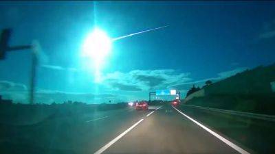Эффектный синий метеор украсил небо над Испанией (видео)