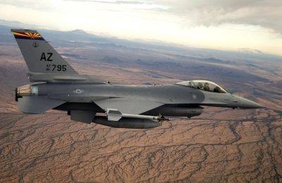 Первая группа украинских пилотов завершила программу обучения по использованию истребителей F-16 Fighting Falcon в США