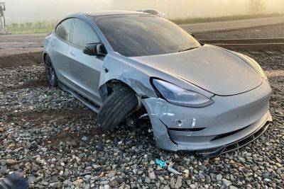 Автомобиль Tesla не смог распознать поезд в тумане в режиме "самоуправляемого вождения" чем вызвал аварию, однако без пострадавших
