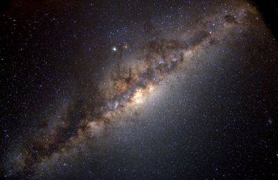 Космический танец Млечного Пути: Вращается ли наша галактика вокруг чего-то?