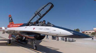 Искусственный интеллект за штурвалом истребителя: ВВС США сообщили об успешном испытании беспилотного самолета X-62A VISTA на базе F-16