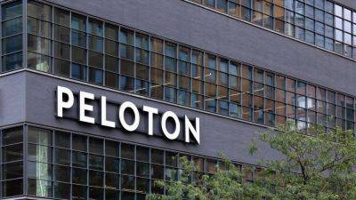 Peloton объявила о новом раунде увольнений около 400 сотрудников на фоне ухода генерального директора