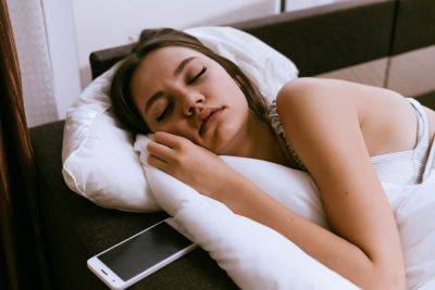 Как телефон под подушкой может испортить ваше здоровье - предупреждение ученых