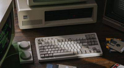 8BitDo выпустила механическую клавиатуру в стиле IBM PC и отдельный калькулятор в виде цифровой клавиатуры