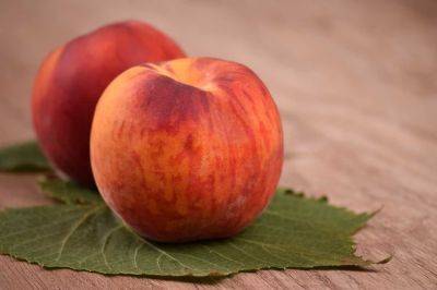 Кому нельзя есть персики — диетолог указала на важный нюанс