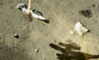 Посадочный модуль «Чанъэ-6» прислал первое фото с выдвинутой роборукой для забора грунта с обратной стороны Луны
